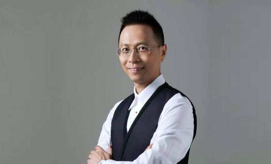 其中一人紧张的说：这位朋友，有话好说，千万不要冲动啊。